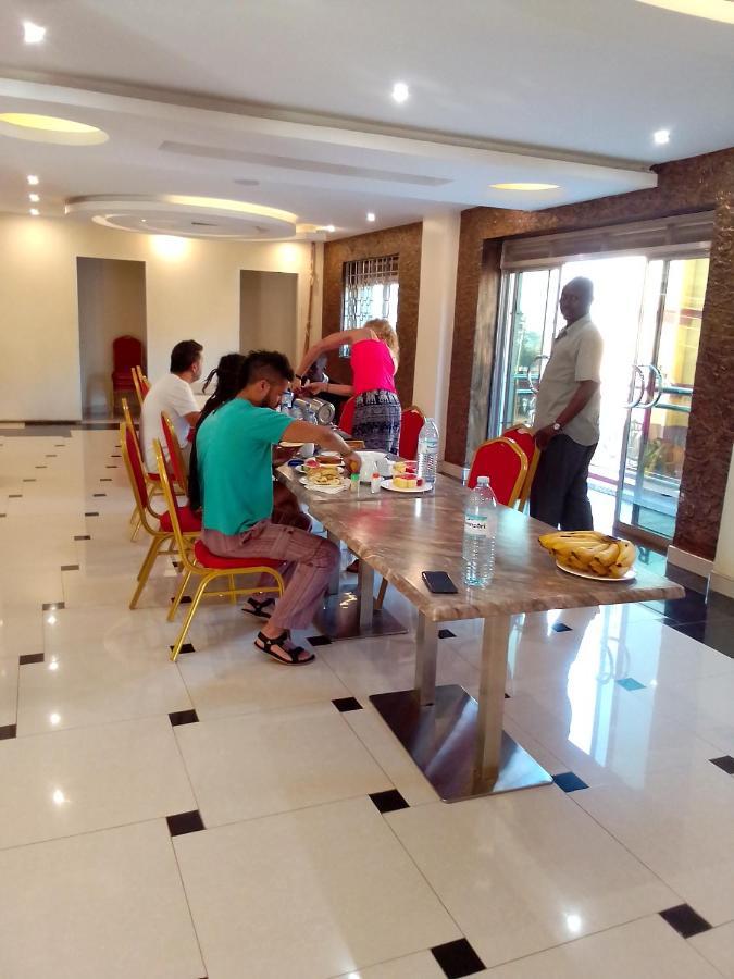 ג'ינג'ה Royal Park Hotel מראה חיצוני תמונה