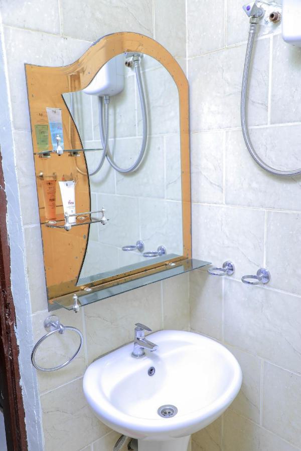 ג'ינג'ה Royal Park Hotel מראה חיצוני תמונה