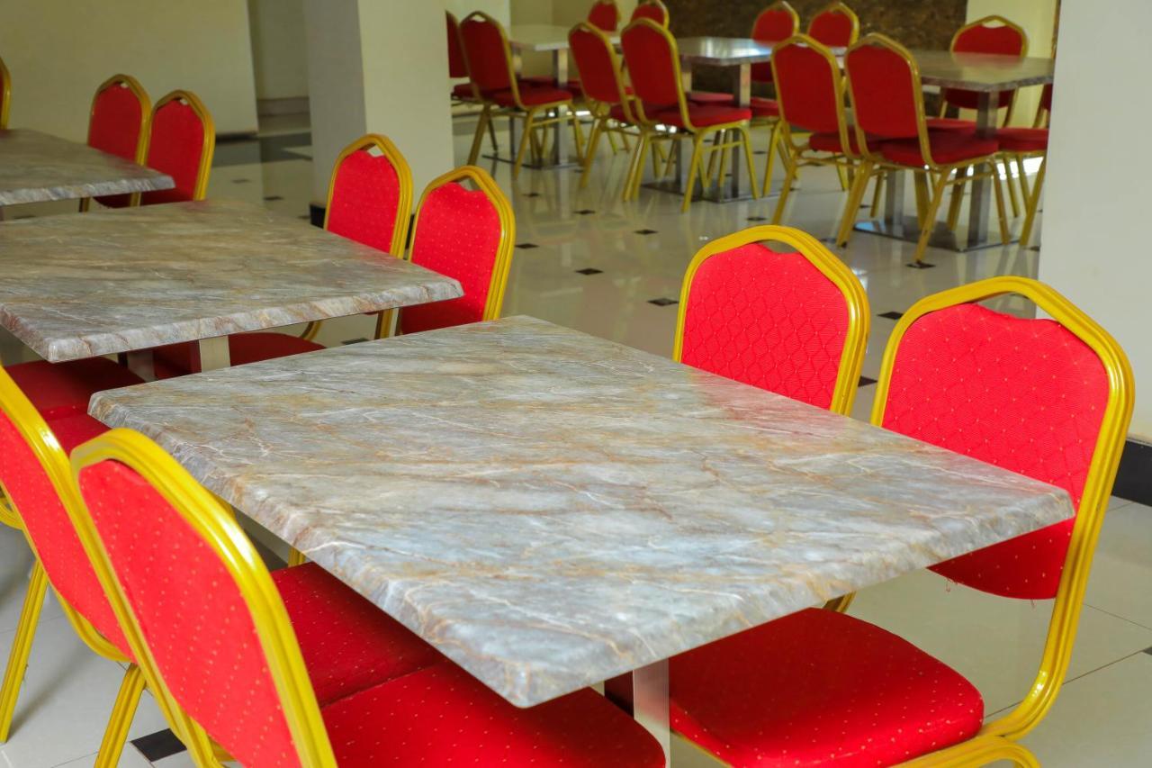ג'ינג'ה Royal Park Hotel מראה חיצוני תמונה