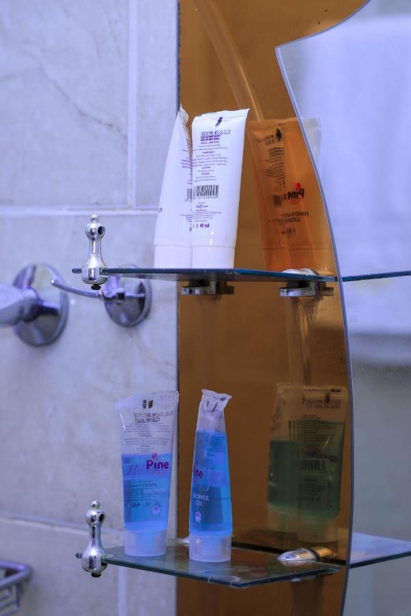 ג'ינג'ה Royal Park Hotel מראה חיצוני תמונה