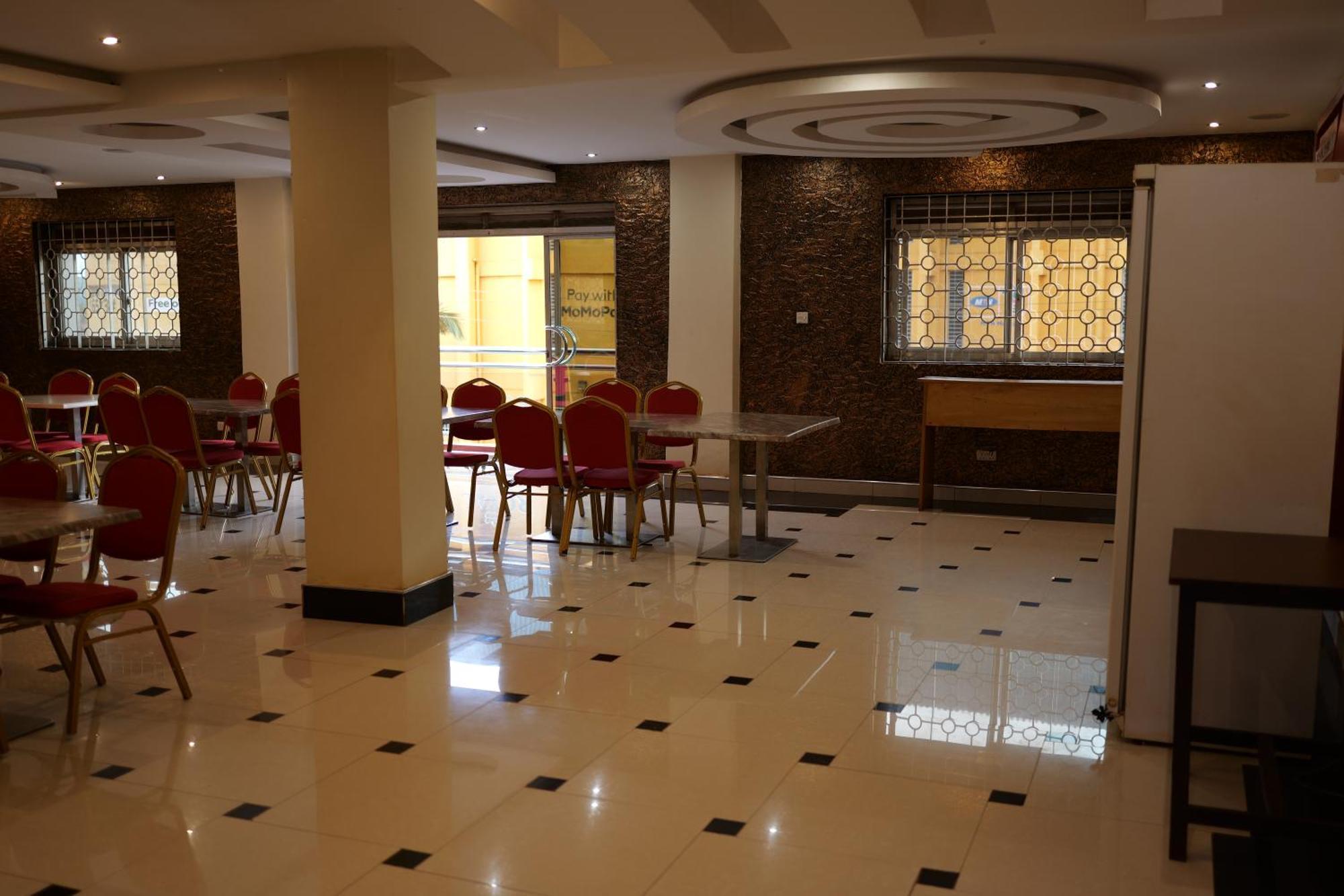 ג'ינג'ה Royal Park Hotel מראה חיצוני תמונה