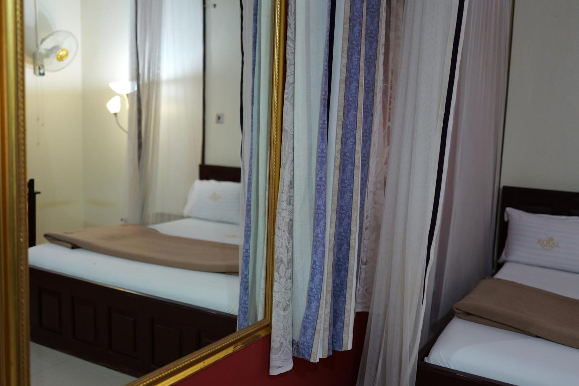 ג'ינג'ה Royal Park Hotel מראה חיצוני תמונה